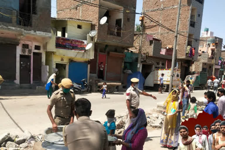 دہلی: پولیس نے غریبوں میں کھان تقسیم کیا