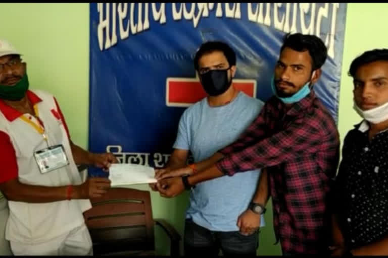 NSUI officials donated fund to red cross society rewa to fight against corona pandemic