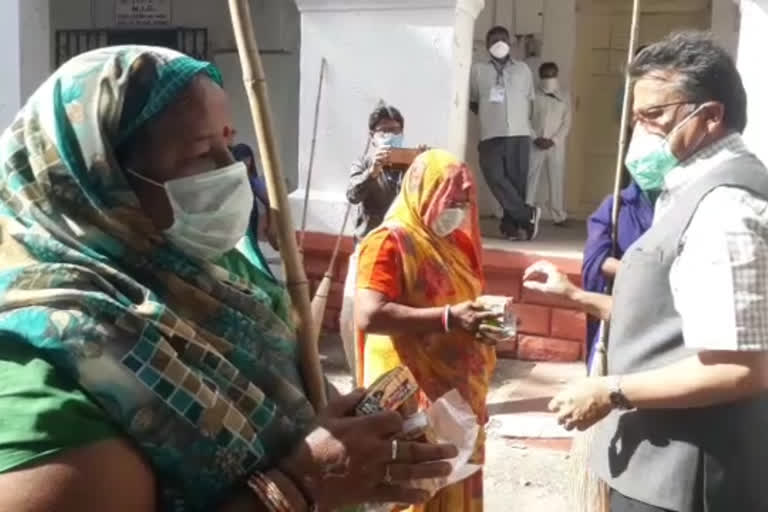 The collector distributed security kits to the municipal cleaners.