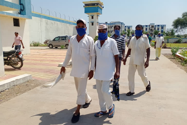 coronavirus  coronavirus lockdown  BMC  mask  mumbai  മുംബൈ  മഹാരാഷ്ട്ര  കൊവിഡ്  കൊറോണ  പുതിയ കൊവിഡ് കേസുകൾ  ബിഎംസി  ലോക്‌ഡൗൺ  മാസ്‌ക്  ബ്രിഹൻമുബൈ മുനിസിപ്പൽ കോർപറേഷൻ