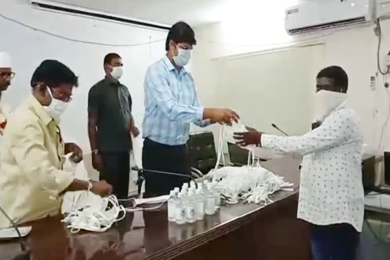 Distribution of masks and sanitizers to journalists in mahabubabad