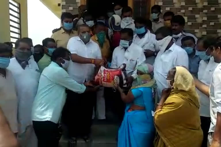 Lingasaguru legislator Hillageri distributed rice