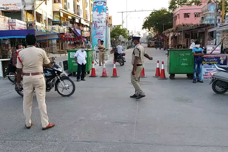 చీరాలలో కొనసాగుతున్న లాక్​డౌన్​