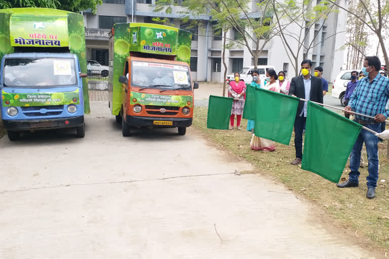 mp geeta koda flags off 2 food trucks for providing food for poors in chaibasa