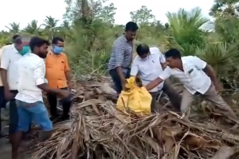 பதுக்கி வைத்திருந்த பாட்டில்களை மீட்ட காவல் துறையினர்