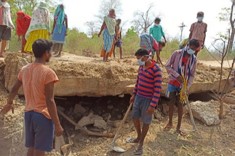 নক্সালৰ দ্বাৰা ধ্বংসপ্ৰাপ্ত দলং মেৰামতি কৰিলে চুকমাৰ গাঁৱবাসীয়ে