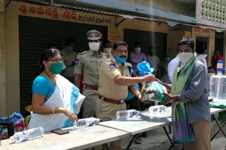 municipal commissioner was honored to the cleaning workers of kamareddy municipality