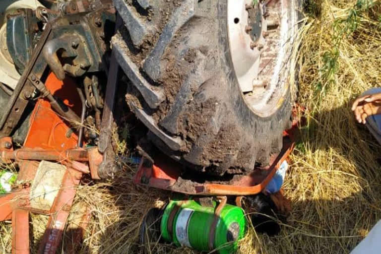 Tractor overturned: A person trapped under a tractor dies on the spot