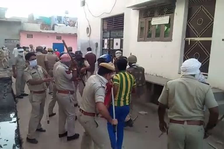 dholpur news, Stone pelting on policemen, lockdown