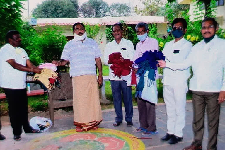 free masks are distributed by minister yerrabelli dayakar rao in warangal