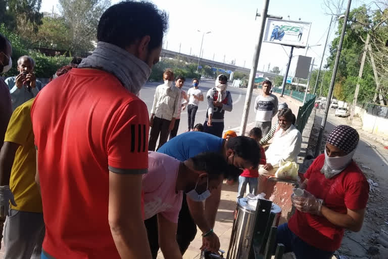 people of mansarovar garden distribute tea to needy after corona  hotspot sealed in delhi