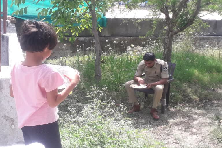 Baroda SDOP Niranjan was seen eating outside