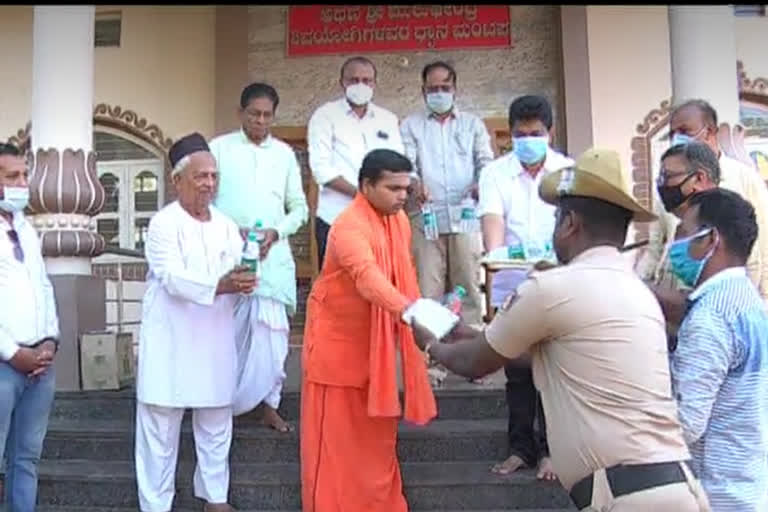 Distribution of food to the police and Civil labors in Haveri