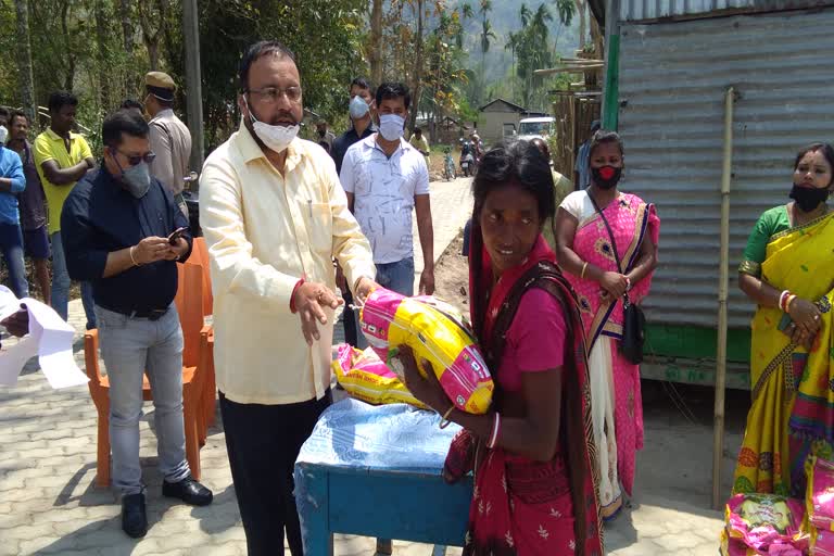 Minister Keshab Mahanta Distributed Food Staff