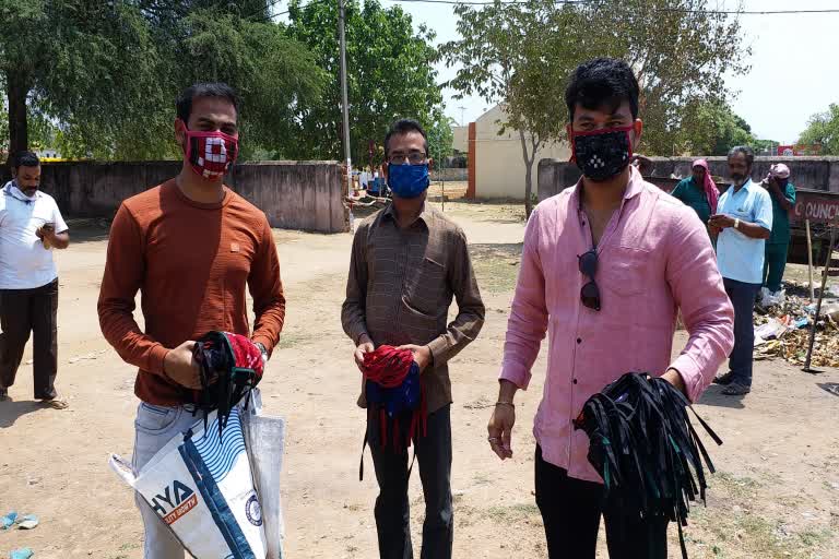 the volunteers made masks to distributed the people