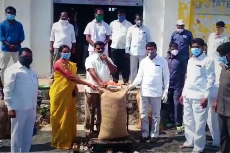 kodangal-mla-narendar-reddy-launch-grain-purchase-center