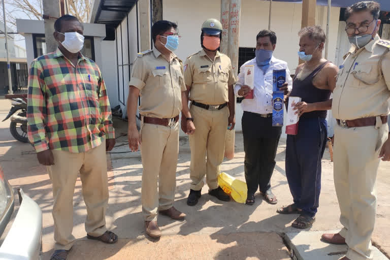 three illigel Drinke salers arrested in hubballi