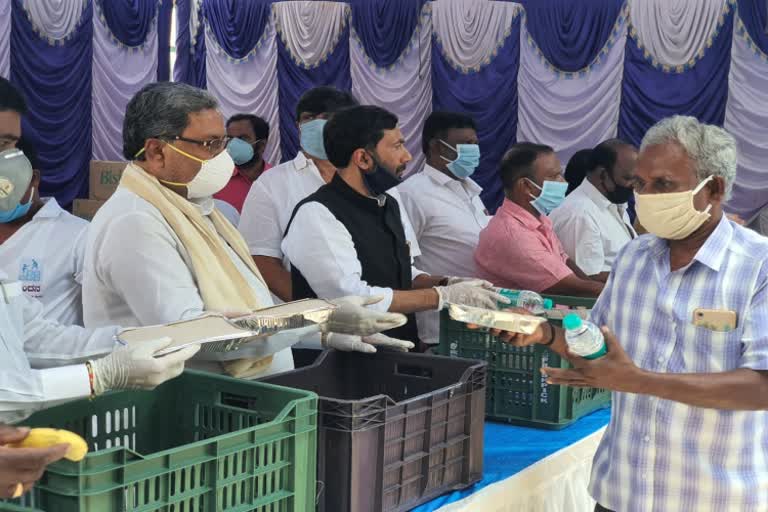 siddaramaiah distrubuting food packets for hungers