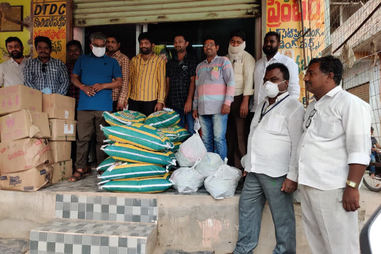 home minister sucharitha distribute daily needs to prattipadu journalists