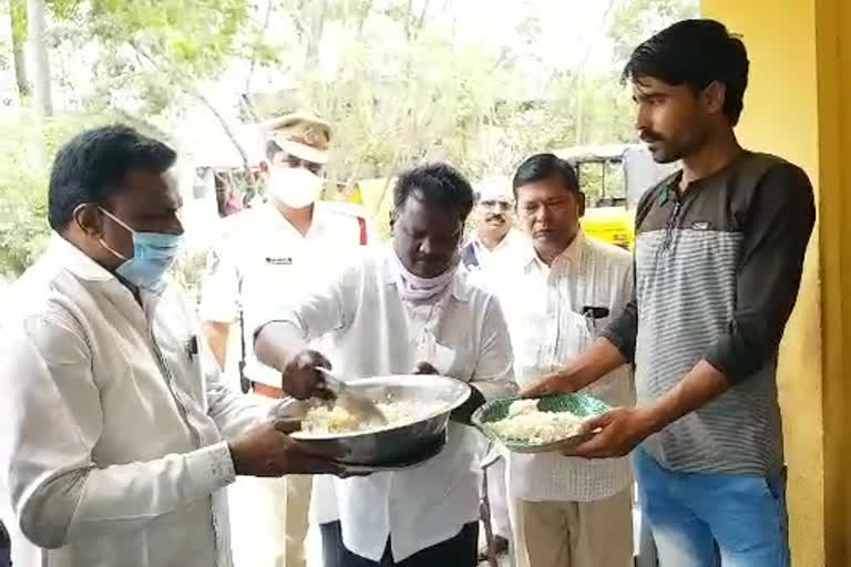 Journalists distribute meals to migrant workers