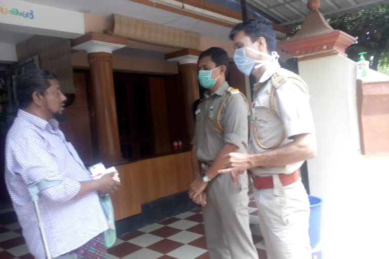 DRUG_DISTRIBUTION_SAFE_KERALA_SQUAD  ലോക് ഡൗണ്‍: മരുന്നെത്തിച്ച് നൽകി സേഫ് കേരളാ സ്‌ക്വാഡ്  ലോക് ഡൗണ്‍  SAFE_KERALA_SQUAD