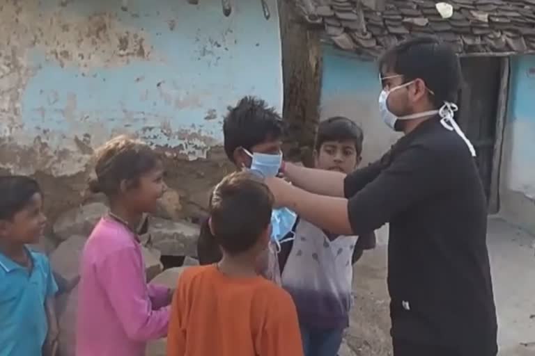 Social workers distributed masks in the city