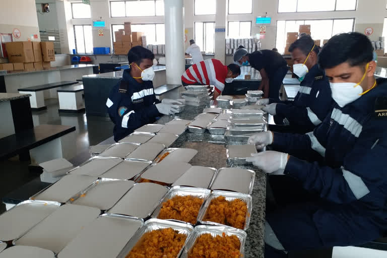 KIAL distribute food for police and doctors in bengloore