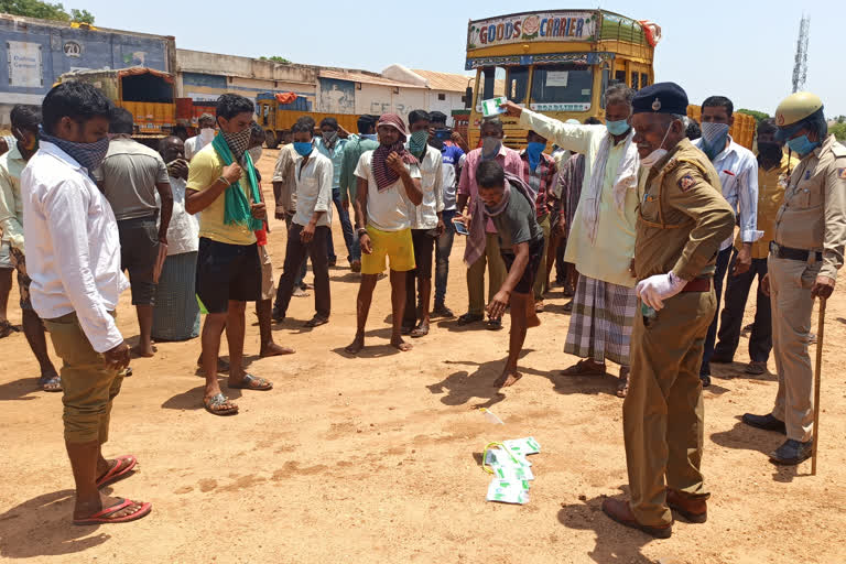 Police harassment to APMC hamali workers in Gadaga