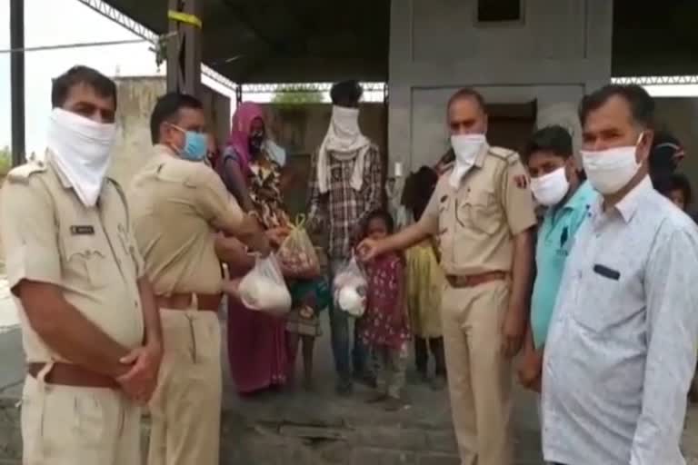 Ration Distribution to the needy, चिड़ावा में लॉकडाउन