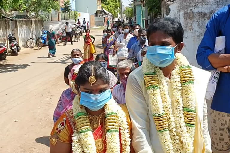 எளிய முறையில் நடைபெறும் திருமணங்கள்!