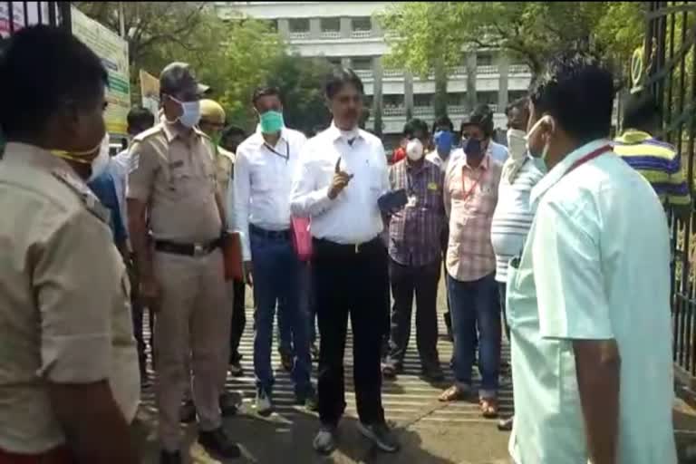 pass issue between dc  treasury department employee in kalaburagi