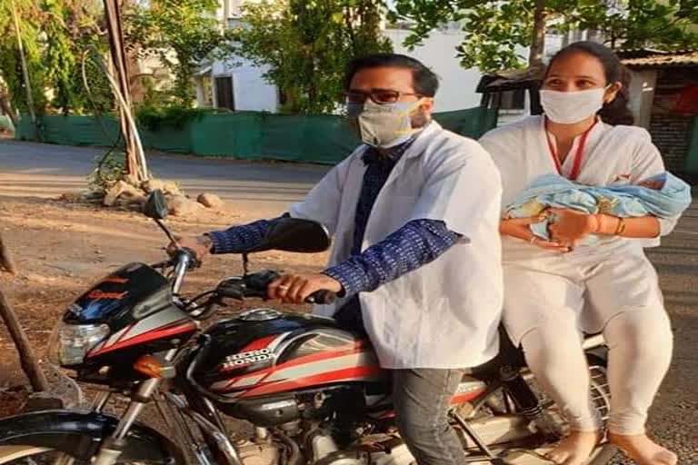 doctor-carry-new-boy-baby-on-bike-to-hospital-in-raigad