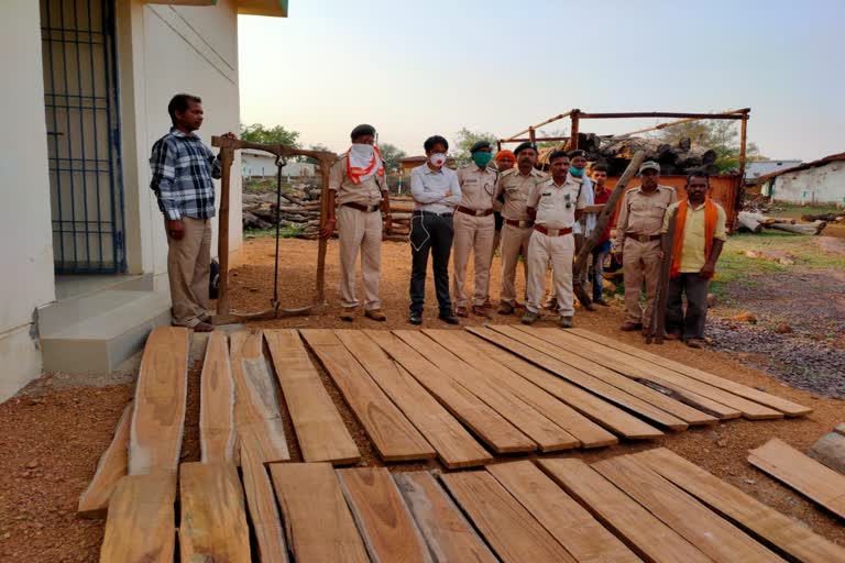 dandilohara-forest-range-seized-24-pieces-of-teak-in-balod