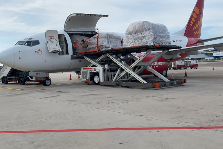 SpiceJet  COVID-19  cargo freighter  medical equipment  Boeing  lockdown  മെഡിക്കല്‍ ഉപകരണങ്ങളുമായി സ്പൈസ് ജെറ്റ് വിമാനം ചെന്നൈയിലിറങ്ങി  സ്പൈസ് ജെറ്റ്  കൊവിഡ് 19  കാര്‍ഗോ ഫൈറ്റര്‍  ബോയിങ്  ലോക്ക്ഡൗണ്‍  മെഡിക്കല്‍ ഉപകരണങ്ങള്‍