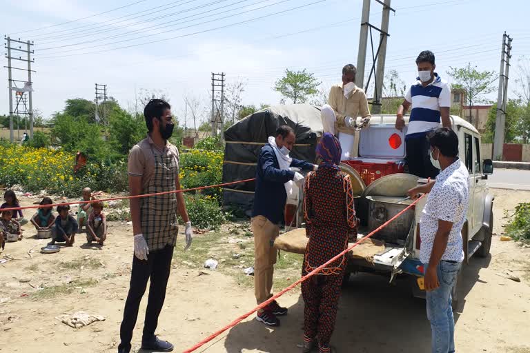 bhiwani youth feed food  to poor during lockdown