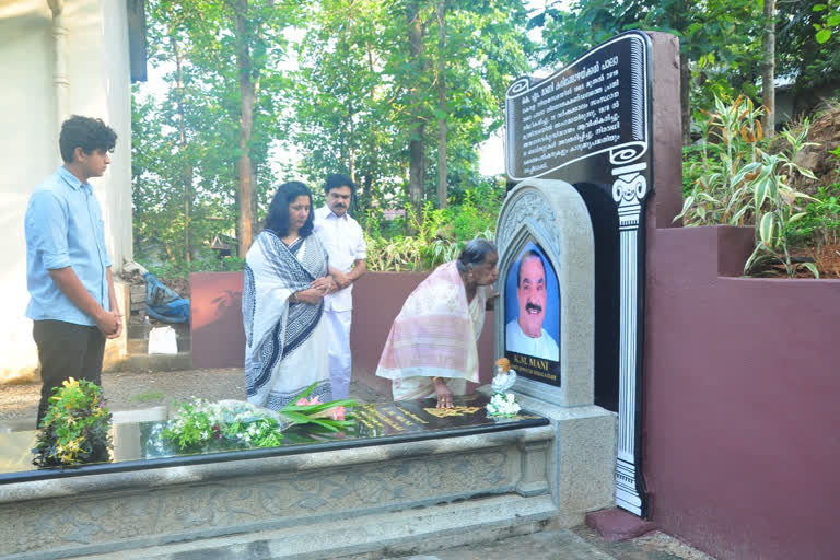 K.M. Family and leaders with tears On the first death anniversary  കെ.എം. മാണിക്ക് കണ്ണീര്‍ പുക്കളര്‍പ്പിച്ച് കുടുംബവും നേതാക്കളും  കെ. എം മാണി  K. M Many