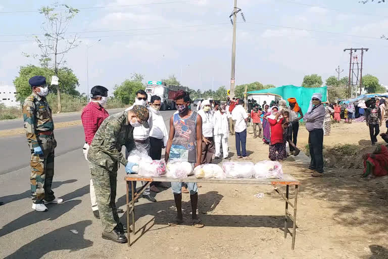 अमरावतीत राज्य राखीव पोलीस दलाच्यावतीने गरजूंना किराणा वाटप