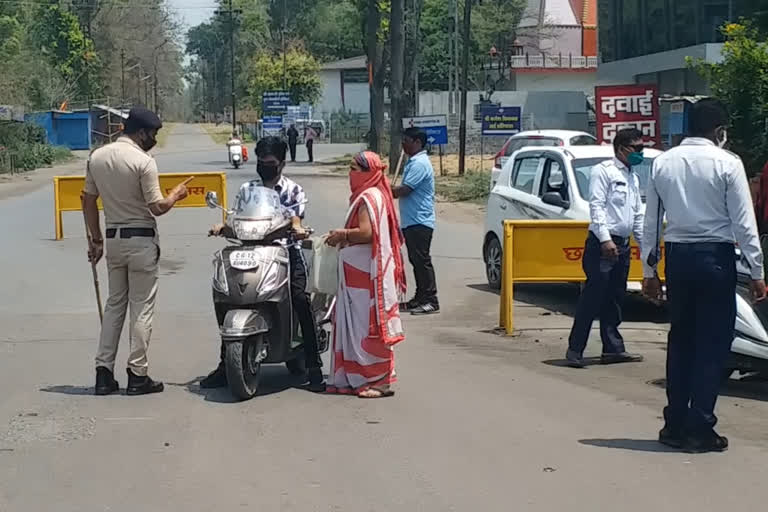 korba Traffic police take action against needless wanderers