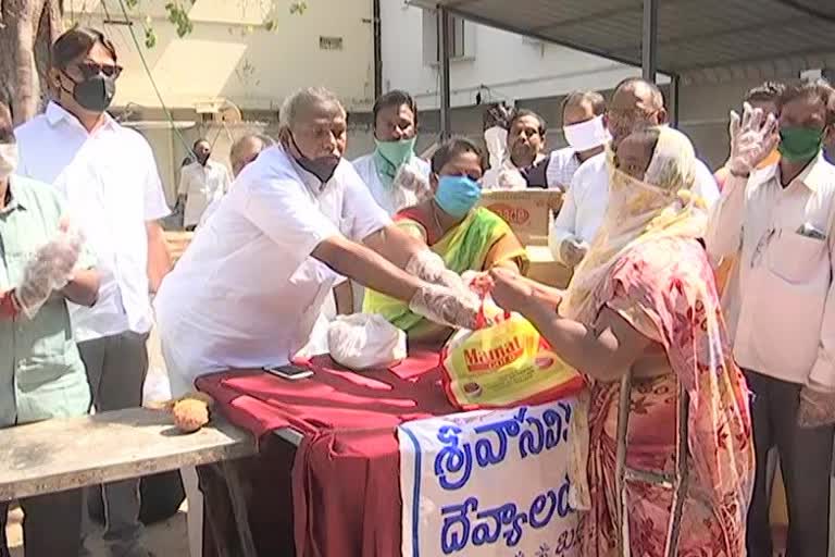 ఖమ్మంలో పేదలకు నిత్యావసరాల పంపిణీ