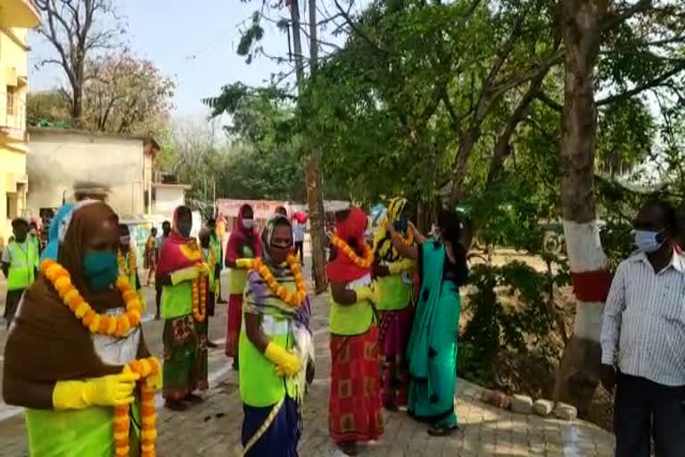 Municipal Corporation of Dumka, honors to swiper, Jharkhand lockdown, दुमका नगर निगम, सफाईकर्मियों को सम्मान, झारखंड लॉकडाउन