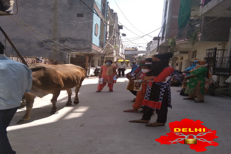 People not following the lockdown in Sangam Vihar