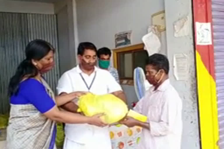 distribution  tribal area  ration  അന്ത്യോദയ അന്നയോജന  സൗജന്യ പലവ്യജ്ഞന  ആദിവാസി മേഖല  ദൂരപരിധിയിൽ ക്യൂ  കിറ്റുകൾ