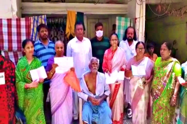 poor people protest for ration in maredpally