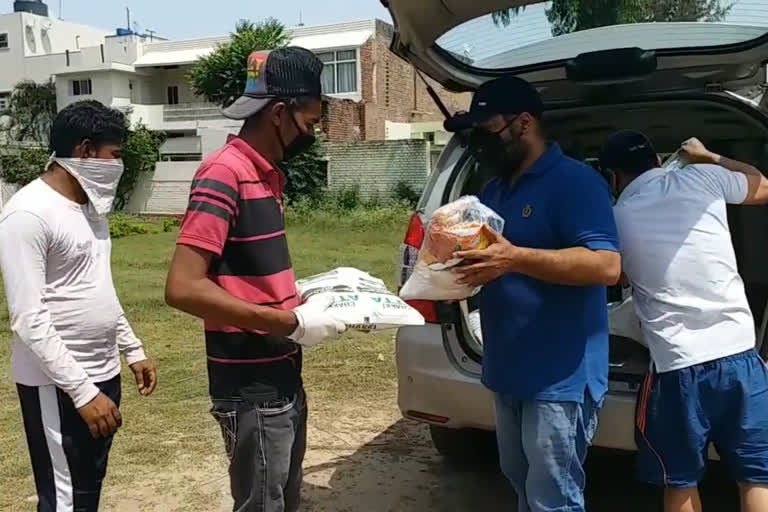 Traffic marshal distributed ration to sanitation workers in Chandigarh