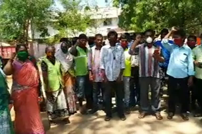 municipal workers protest for demanding additional wages