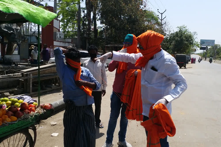 COVID-19: PM appeals people of Varanasi to use Gamchha as mask, worker distributes free Gamchha