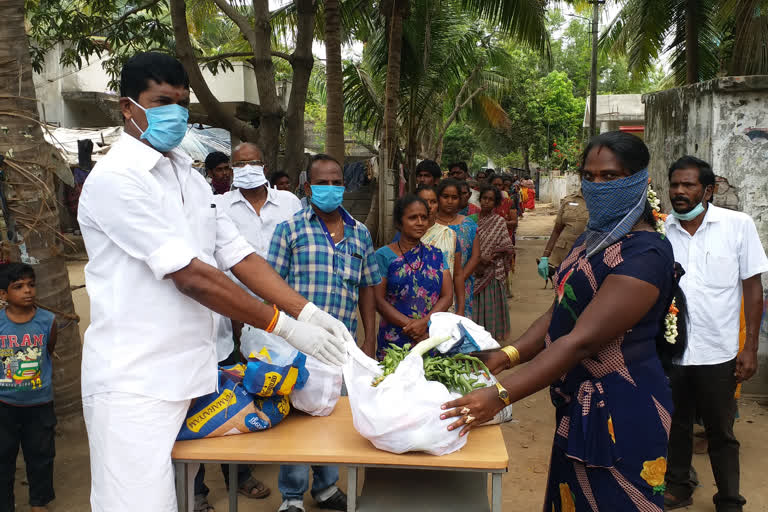 mayiladudurai mla given relief product for narikurava tribe people