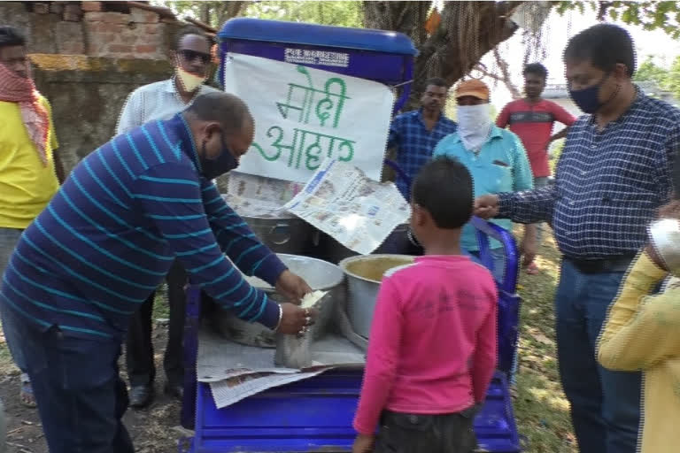 Social workers are distributing food to needy during lockdown in ghatshila