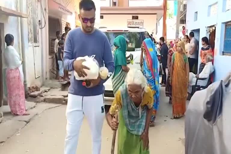 youth-brigade-is-distributing-ration-to-the-poor-in-gwalior