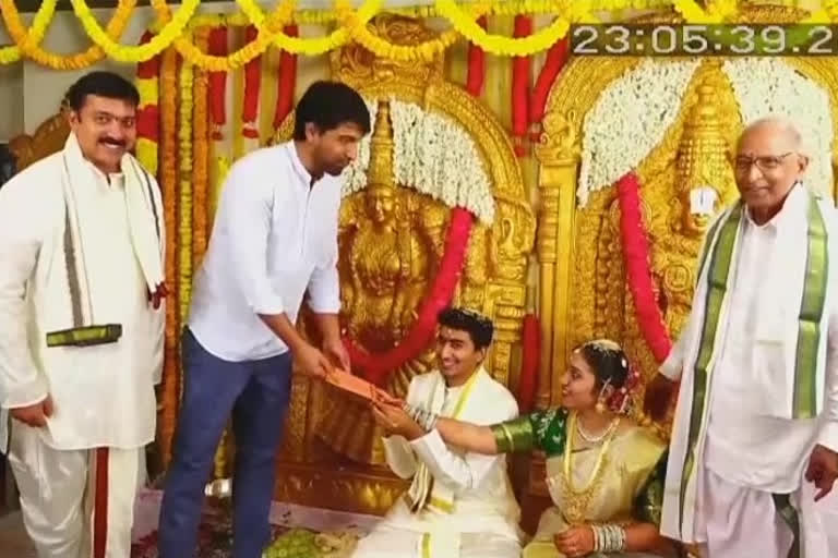 one lack gave to police by newly married couple in guntur dst